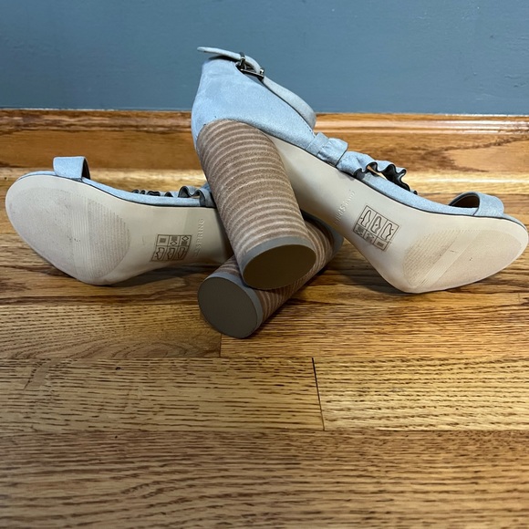 Cute & functional heels - Picture 2 of 3